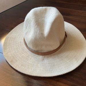 Woman’s hat beige great condition S size